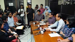 KontraS saat mendatangi Komnas HAM terkait penangkapan secara sewenang-wenang terhadap Bambang Widjajanto, Jakarta, Senin (26/1/2015). (Liputan6.com/Panji Diksana)