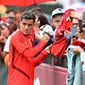 Pemain Bayern Munchen, Philippe Coutinho, menyapa suporter saat latihan perdananya di Munchen, Selasa (20/8). Bintang Brasil ini didatangkan dari Barcelona. (AFP/Christof Stache)