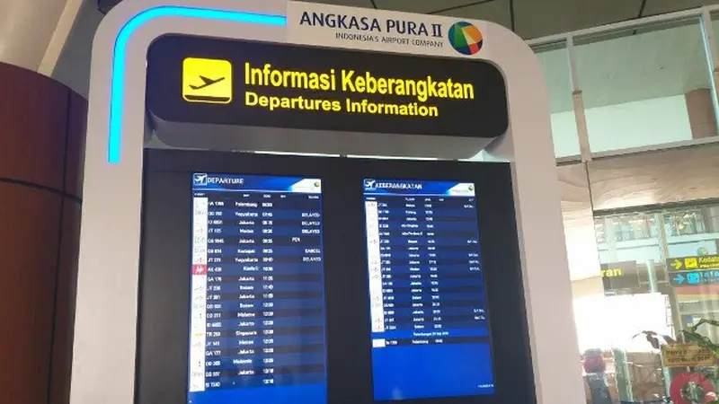 Papan informasi keberangkatan di Bandara SKK II Pekanbaru, Riau.