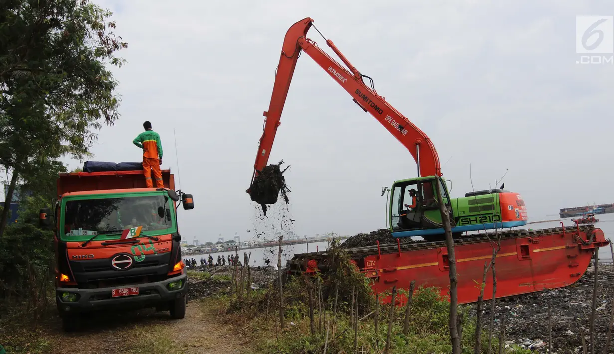 Alat berat diterjunkan untuk membersihkan sampah di Pesisir Teluk Jakarta, Cilincing, Jakarta Utara, Minggu (15/4). Sebanyak 12 unit truk sampah, dua alat berat dan ribuan kantong sampah plastik dikerahkan dalam kegiatan ini. (Liputan6.com/Arya Manggala)