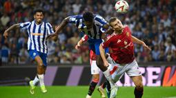 Menjamu Manchester United, FC Porto harus puas berbagi poin setelah bermain imbang 3-3. (MIGUEL RIOPA/AFP)