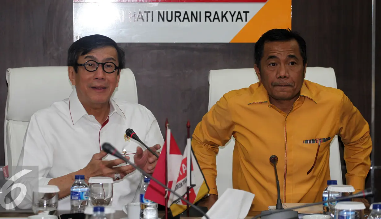 Menteri Hukum dan HAM Yasonna H Laoly (kiri) bersama Sekjen Partai Hanura Sarifuddin Sudding saat penyerahan susunan kepengurusan Partai Hanura yang baru, di Ruang Fraksi Partai Hanura, di Senayan, Jakarta, Kamis (19/1). (Liputan6.com/JohanTallo)