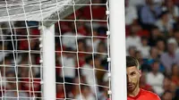 Bek Real Madrid, Sergio Ramos saat pertandingan melawan Sevilla pada lanjutan La Liga Spanyol di stadion Sanchez Pizjuan (26/9). Sevilla berhasil mengalahkan Madrid dengan skor telak 3-0. (AP Photo/Miguel Morenatti)