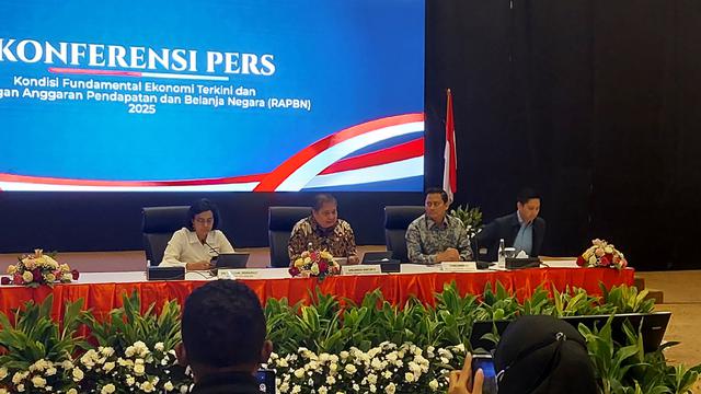 Konferensi Pers Kondisi Fundamental Ekonomi Terkini dan Rencana Anggaran Pendapatan dan Belanja Negara (APBN) 2025 bersama Menko Perekonomian Airlangga Hartarto, Menkeu Sri Mulyani dan Anggota Tim Gugus Tugas Sinkronisasi Pemerintahan Thomas Djiwandono.