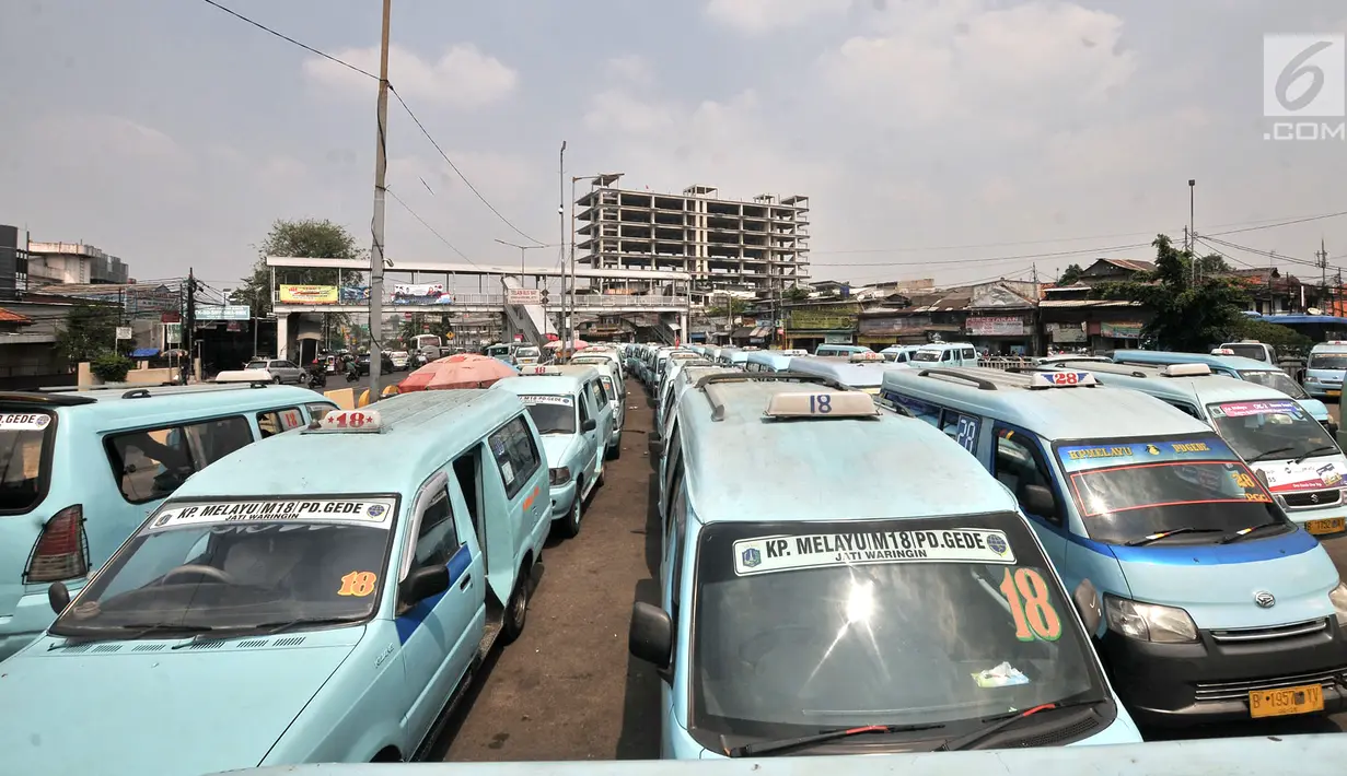Angkutan kota (angkot) terparkir di Terminal Kampung Melayu, Jakarta, Selasa (10/7). Pemprov DKI Jakarta terus berusaha agar target 30 trayek dan 2.687 kendaraan dapat bergabung dalam OK Otrip. (Merdeka.com/Iqbal Nugroho)