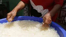 Pedagang menyortir kolang-kaling untuk dijual di kawasan Tanah Abang (13/4/2021). Kolang-kaling dijual dengan harga bervariasi, mulai dari Rp. 13.000 hingga Rp. 15.000 per kilogram. (Liputan6.com/Faizal Fanani)
