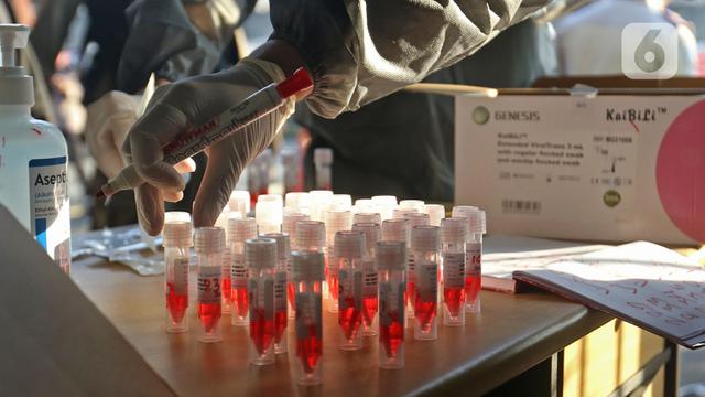 Penumpang KRL Commuter Line di Stasiun Bekasi Ikuti Tes Swab PCR