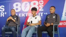 Pelatih Timnas Indonesia U-17, Nova Arianto, memberikan pemaparan dalam diskusi sekaligus jumpa pers perkenalan Mizone COCOBOOST di Jakarta, Rabu (30/4/2025). (Bola.com/M Iqbal Ichsan)