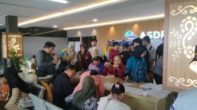 Keluarga korban  mendatangi posko Tim SAR Gabungan tenggelamnya KMP Tunu Pratama Jaya di Pelabuhan Ketapang Banyuwangi (Istimewa)