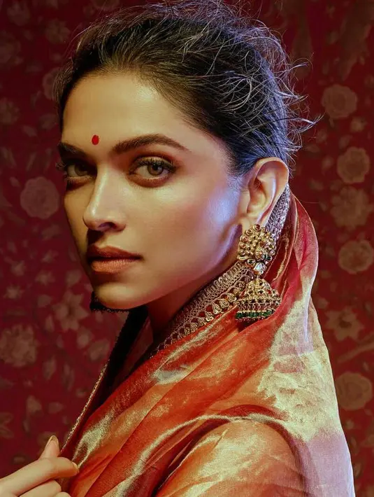 Sudah tak perlu diragukan lagi kecantikan Deepika Padukone. Selain punya wajah yang cantik, ia punya mata yang indah. (Foto: instagram.com/deepikapadukone)