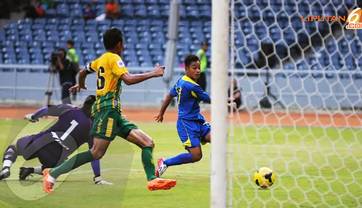 Samsul Arif (Arema Cronus - kanan) berhasil mencetak gol usai mengecoh dua pemain belakang United Army Thailand. (Liputan6.com/Helmi Fithriansyah)