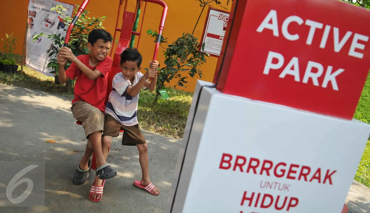 Bocah bermain di Ruang Publik Terpadu Ramah Anak (RPTRA) Cililitan yang berlokasi di Jalan Buluh, Jakarta, Kamis (22/10/2015). Gubernur DKI Basuki Tjahaja Purnama meresmikan RPTRA tersebut. (Liputan6.com/Gempur M Surya)