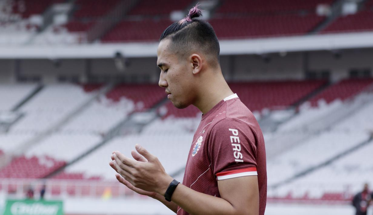 Pemain Persija Jakarta, Ryuji Utomo, berdoa sebelum melakukan latihan jelang laga Piala AFC di SUGBK, Jakarta, Senin (22/4). Persija akan berhadapan dengan Ceres-Negros. (Bola.com/M Iqbal Ichsan)