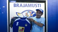 Ketua kelompok suporter PSIM, Brajamusti, Muslich Burhanudin memperlihatkan jersey penuh kenangan yang ia lelang untuk membantu penanganan wabah virus Corona. (Istimewa/Ofisial Brajamusti)