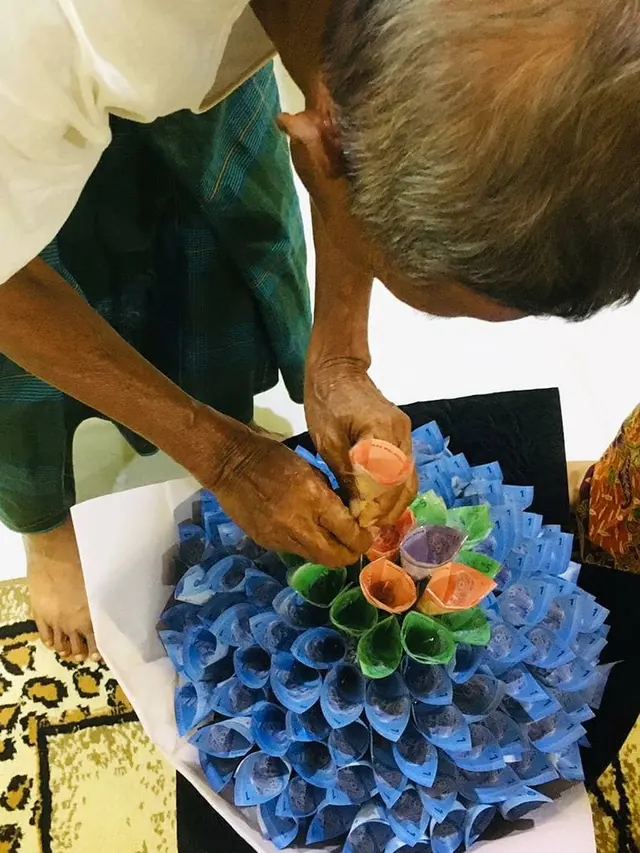 Viral Kisah Ayah Bantu Rangkai Buket Uang, Tak Sadar Kalau Itu Kado dari Anaknya