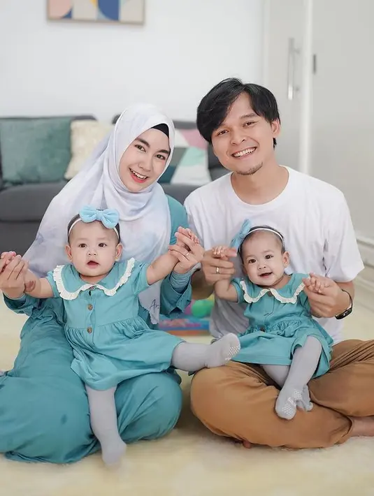 Anisa Rahma asuh buah hati [Instagram/anisarahma_12]