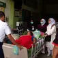 Petugas RSSA Malang mengevakuasi pasien agar tak terpapar asap gara - gara gardu listrik terbakar (Liputan6.com/Zainul Arifin)