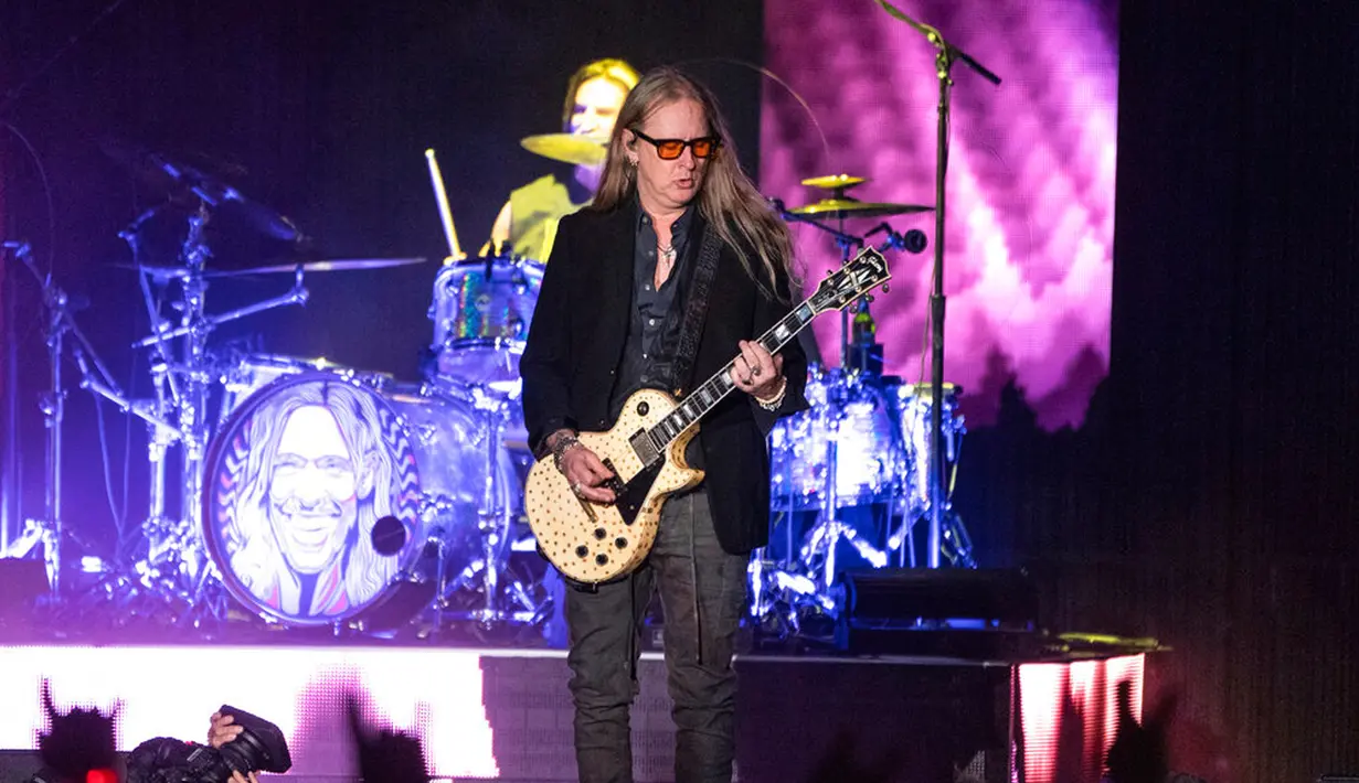 Jerry Cantrell dari Alice In Chains tampil pada festival musik Louder Than Life di Kentucky Exposition Center, Louisville, Kentucky, Amerika Serikat, 25 September 2022. (Photo by Amy Harris/Invision/AP)