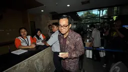 Julian Aldrin Pasha datang ke KPK untuk membesuk eks Menpora, Andi Mallarangeng, Jakarta, Senin (29/12/2014). (Liputan6.com/Miftahul Hayat)