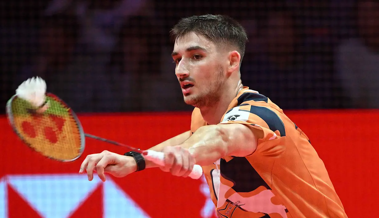 Laga melawan Christo Popov menjadi bahan evaluasi penting bagi Jonatan Christie di akhir tahun 2025. Tampak dalam foto, tunggal putra Prancis, Christo Popov saat bertanding melawan Jonatan Christie (Indonesia) pada pertandingan ketiga babak penyisihan grup BWF World Tour Finals 2025 yang berlangsung di Hangzhou Olympics Sports Centre Gymnasium, China, Jumat (19/12/2025). (Jade Gao/AFP)