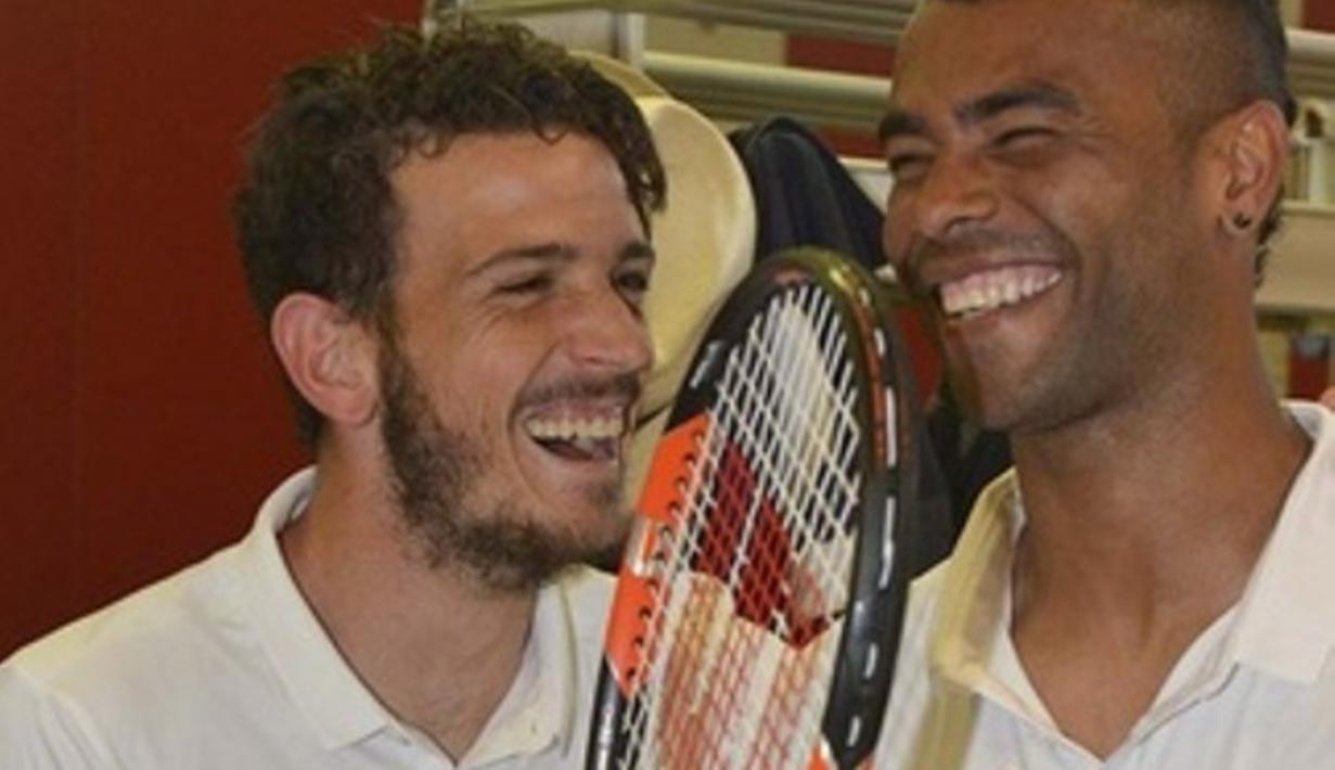 Alessandro Florenzi bercanda dengan Ashley Cole. (www.asroma.it)