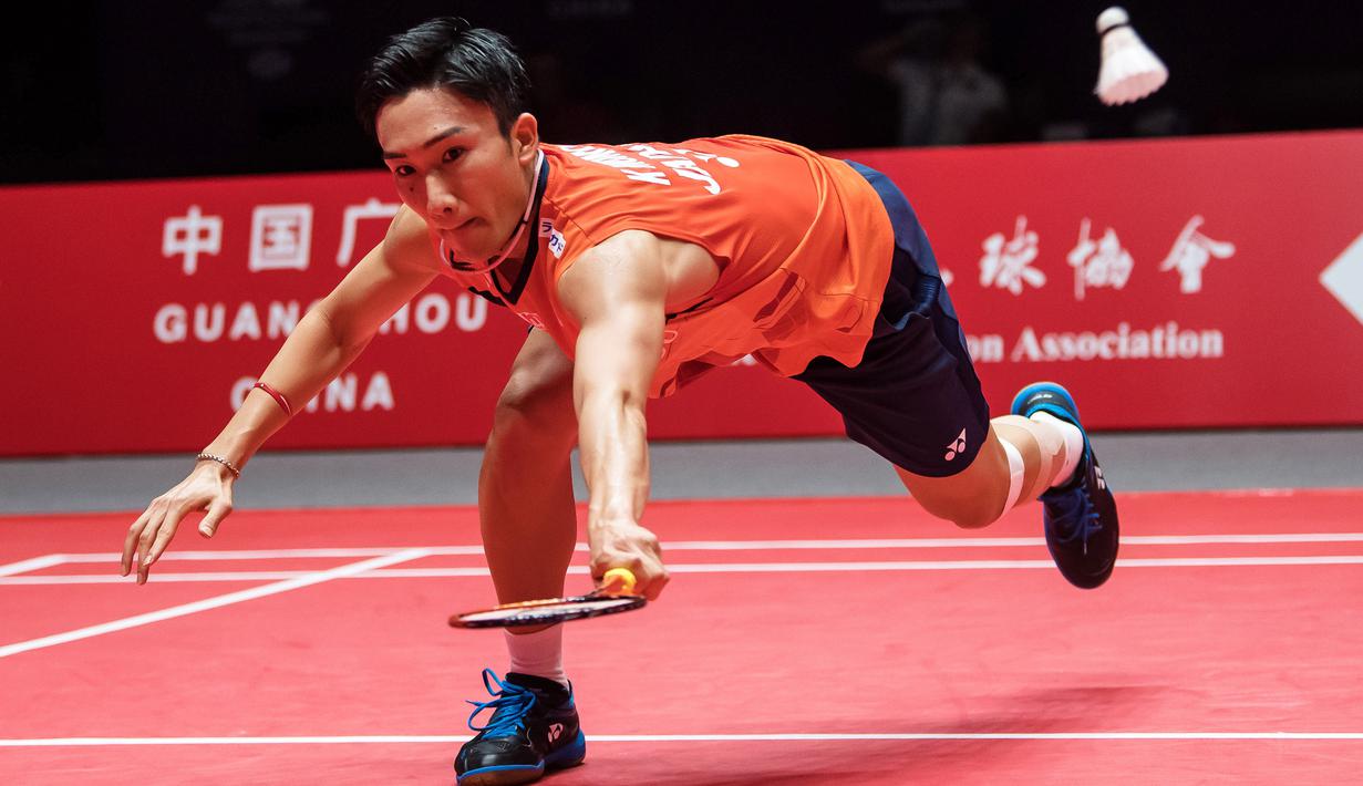 Tunggal putra Jepang, Kento Momota, berusaha mengembalikan kok saat melawan tunggal Indonesia, Anthony Ginting, pada BWF World Tour 2019 di Tianhe Gymnasium, Guangzhou, Minggu (15/12). Ginting kalah 21-17, 17-21 dan 14-21 dari Momota. (AFP/STR)
