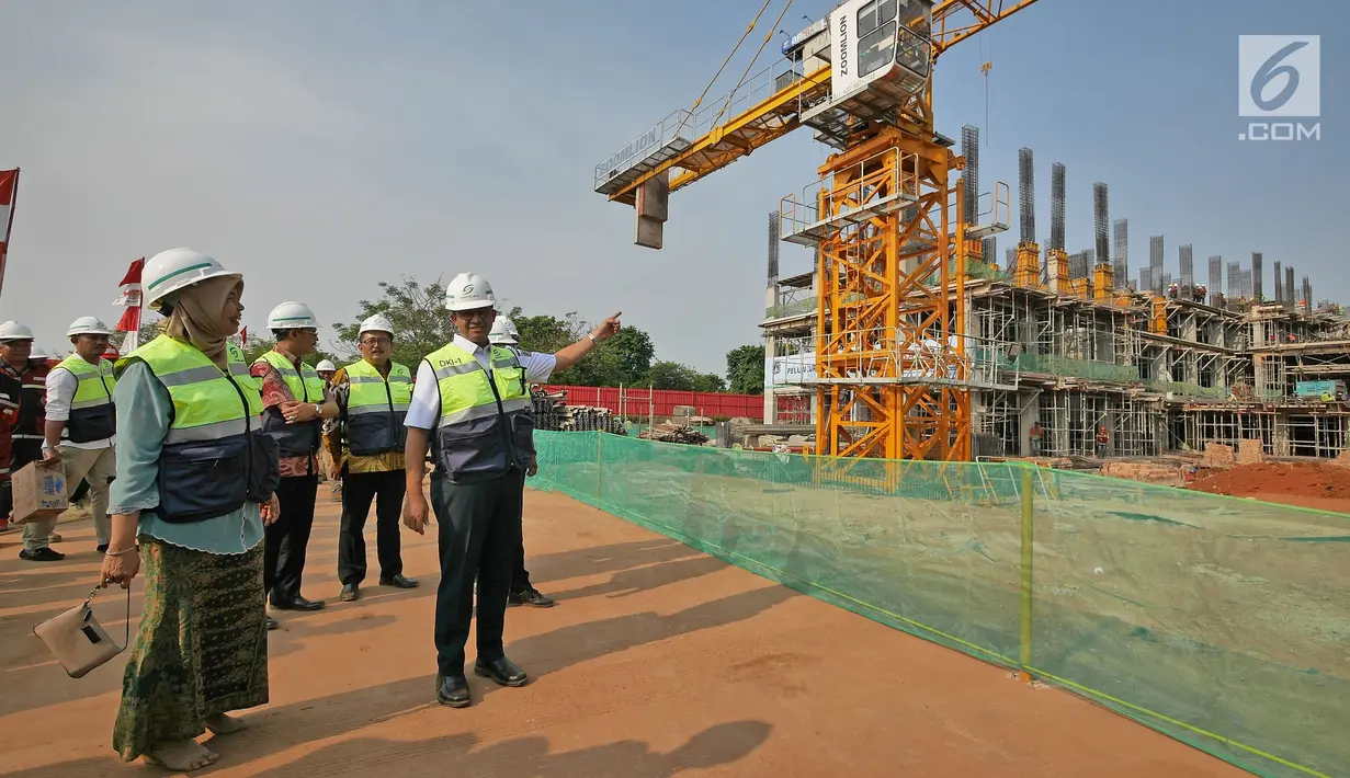 Gubernur DKI Jakarta Anies Baswedan di dampingi (Plt) Kepala Dinas Perumahan Rakyat dan Kawasan Permukiman DKI Meli Budiastuti meninjau pembangunan program rumah DP 0 Rupiah di Klapa Village, Pondok kelapa, Jaktim, (12/10). (Liputan6.com/Herman Zakharia)