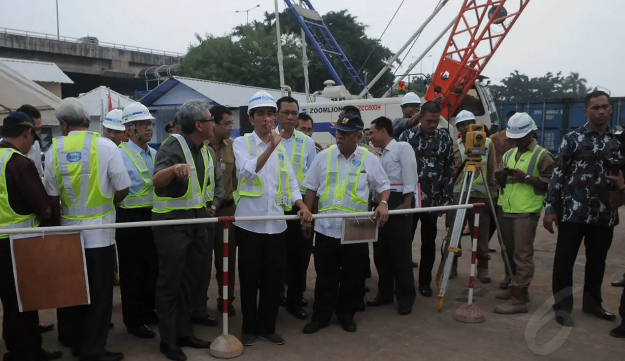 Resmi menjadi Presiden Terpilih, Jokowi untuk pertama kalinya melakukan blusukan dan mengajak Paspampresnya untuk sidak kelokasi pembangunan sodetan Kali Ciliwung-Kanal Banjir Timur. (Liputan6.com/Herman Zakharia) 