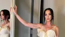 Ikon pop Katy Perry memukau publik dengan gaun putih, kalung berlian dan cincin koktail zamrud. [Instagram/katyperry].