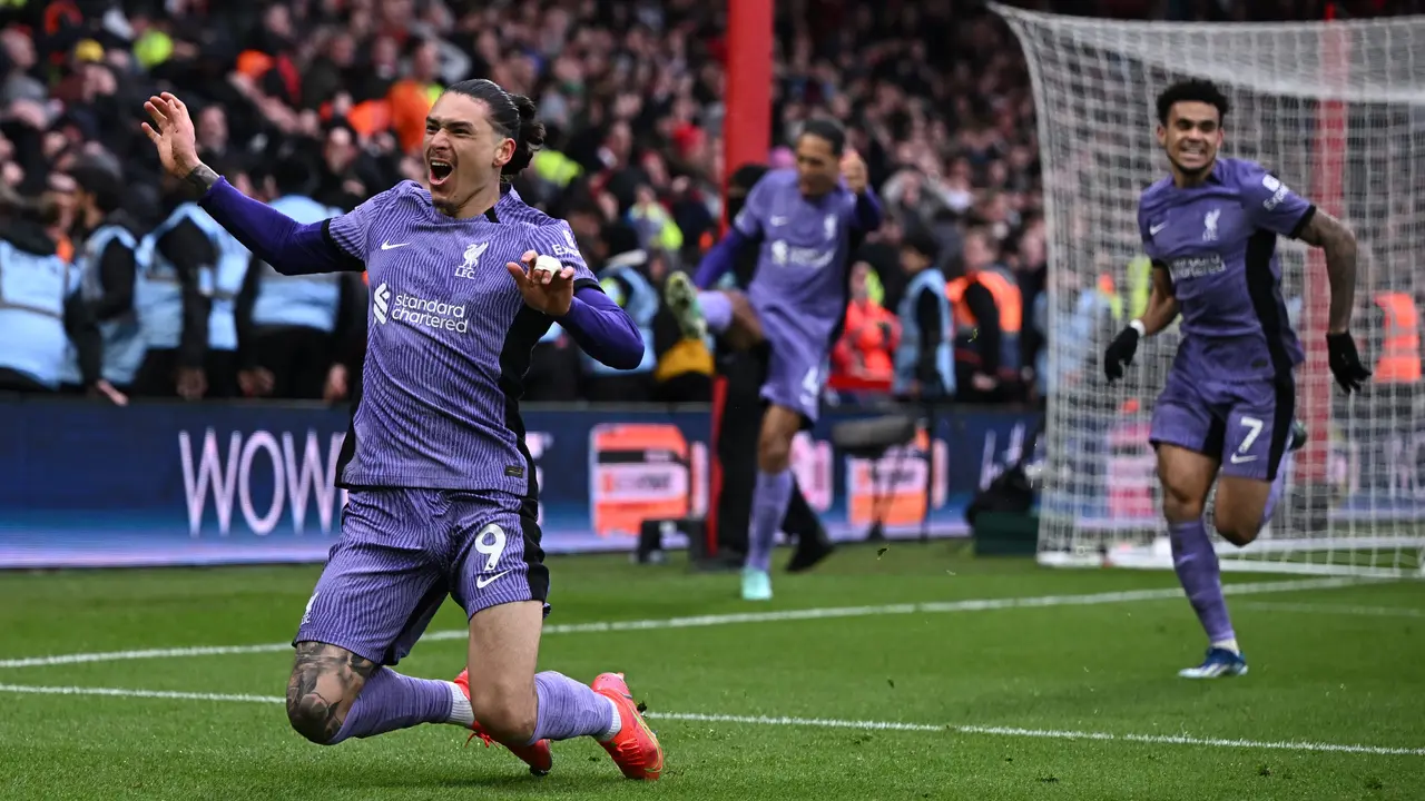 Foto: Dramatisnya Gol Darwin Nunez ke Gawang Nottingham Forest, Liverpool Pastikan Kemenangan di Menit 90+9