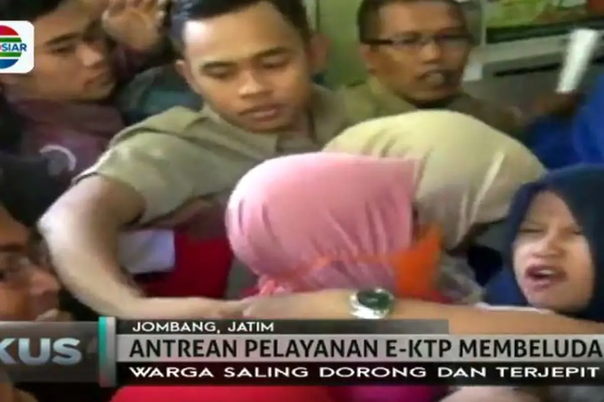 Saling Dorong Warnai Antrian E-KTP di Disdukcapil Jombang