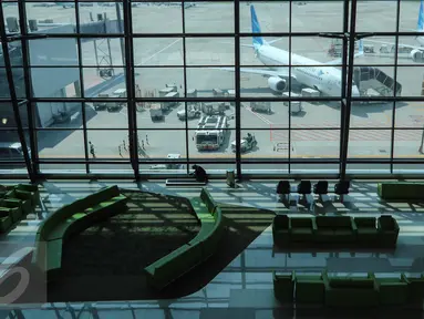 Pemandangan pesawat Garuda Indonesia yang bisa dilihat dari bourding lounge Terminal 3 Bandara Soekarno-Hatta, Tangerang, Senin (24/04). Terminal ini mampu 25 juta calon penumpang per tahun. (Liputan6.com/Fery Pradolo)