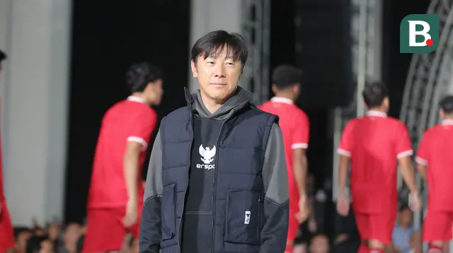 Pelatih Timnas Indonesia, Shin Tae-yong memperagakan jaket santai Timnas Indonesia produksi jenama dalam negeri Erspo dalam acara launching jersey anyar Timnas Indonesia di Bengkel Space, SCBD, Jakarta, Senin (18/3/2024) petang WIB. (Bola.com/Abdul Aziz)