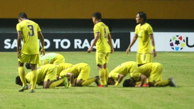 Pemain Persik Kediri melakukan sujud syukur usai mengalahkan Persita pada partai kedua babak delapan besar Grup B Liga 2 2019. (Bola.com/Gatot Susetyo)