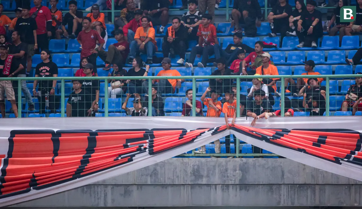 <p>Suporter cilik Persija Jakarta menarik sepanduk saat laga lanjutan BRI Liga 1 2023/2024 antara Persija Jakarta melawan Barito Putera di Stadion Patriot Candrabhaga, Bekasi, Sabtu (07/10/2023). (Bola.com/Bagaskara Lazuardi)</p>