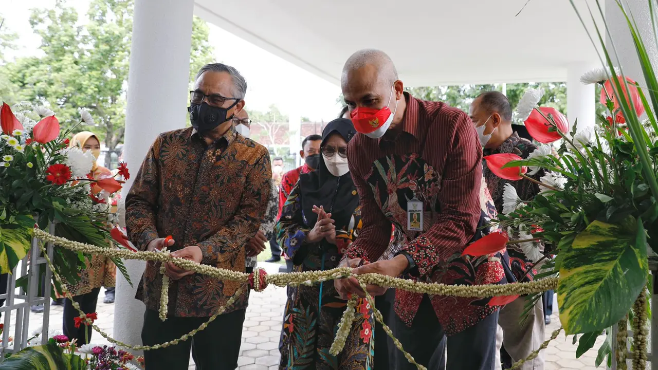 Gubernur Jawa Tengah Ganjar Pranowo meresmikan Gedung Otoritas Jasa Keuangan (OJK) Purwokerto. (Istimewa)