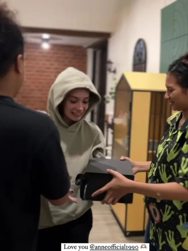 Putri Anne dapat surprise ultah dari Indah Permatasari dan Arie Kriting, Arya Saloka tak terlihat (Foto: instagram indahpermatas)