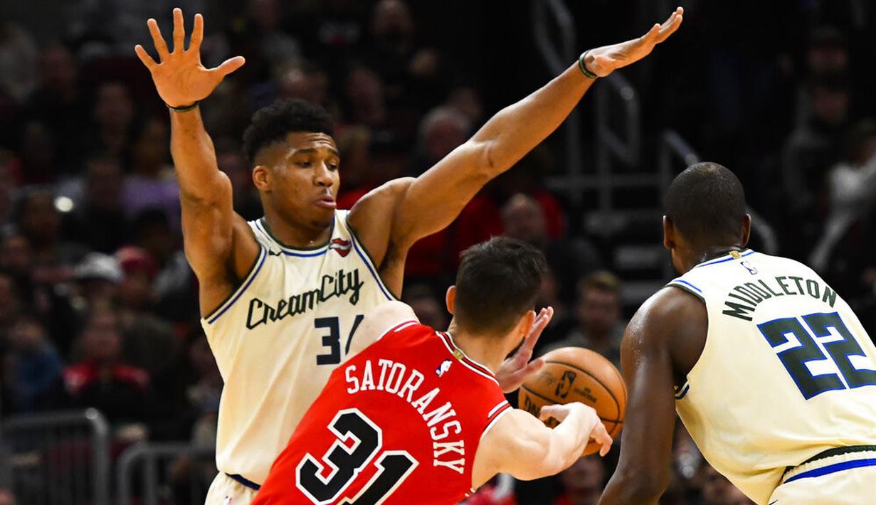 Pebasket Chicago Bulls, Tomas Satoransky, berusaha melewati pebasket Milwaukee Bucks pada laga NBA di United Center, Selasa (31/12/2019). Milwaukee Bucks menang 123-102 atas Chicago Bulls. (AP/Matt Marton)
