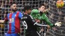  Kiper Crystal Palace, Wayne Hennessey mencoba menepis bola dari kejaran pemain Chelsea, Diego Costa pada laga Liga Premier Inggris di Stadion Selhurst Park, Inggris,, Minggu (3/01/2016). (Reuters/Dylan Martinez)
