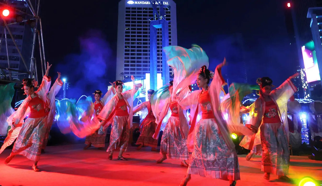 Pemerintah Provinsi DKI Jakarta menggelar acara Transisi Perayaan Imlek 2577 Kongzili menuju Ramadan 1447 Hijriah di kawasan Bundaran Hotel Indonesia (HI), Jakarta, Selasa (17/2/2026). Tampak dalam foto, penari beraksi pada acara Transisi Perayaan Imlek 2577 Kongzili menuju Ramadan 1447 H di kawasan Bundaran Hotel Indonesia (HI), Jakarta, Selasa (17/2/2026). (Kapanlagi.com/Budy Santoso)