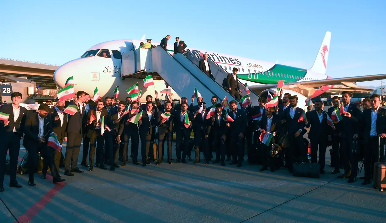 Tim nasional (Timnas) Iran berpose setibanya di bandara internasional Vnukovo di luar Moskow, Selasa (5/6). Delapan hari menjelang upacara pembukaan, Iran menjadi tim pertama yang tiba di Rusia untuk Piala Dunia 2018. (AP Photo/Alexander Zemlianichenko)