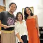 Perayaan ulang tahun sederhana ini dihadiri Dwi Sasono dan menjadi ajang reuni Adi Angel dalam sinetron komedi Tetangga Masa Gitu? [Instagram/(@sophia_latjuba88)]