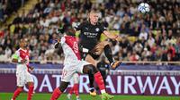 Erling Haaland mencetak gol pembuka meskipun dihalangi oleh Mohammed Salisu dalam laga pembuka Liga Champions antara AS Monaco dan Manchester City di Louis II stadium, 1 Oktober 2025. (AP Photo/Philippe Magoni)