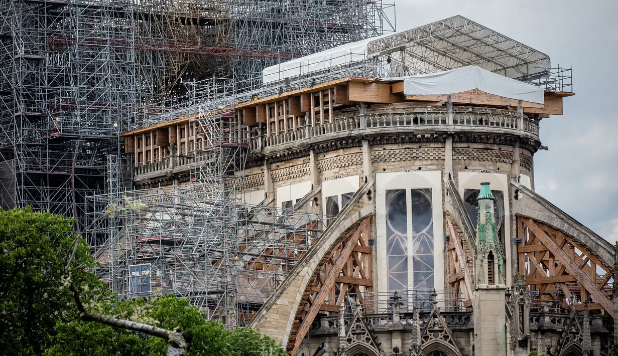 Kondisi Katedral Notre-Dame yang tengah dipugar di Paris, Prancis, Senin (27/4/2020). Renovasi Katedral Notre-Dame dilanjutkan kembali setelah sempat dihentikan sejak 17 Maret lalu akibat epidemi COVID-19. (Xinhua/Aurelien Morissard)