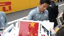 Rio Haryanto melayani tanda tangan fans saat berada di Sirkuit Internasional Shanghai, China, (14/4/2016). (Bola.com/Rio Haryanto Media)