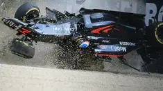 Pebalap McLaren Honda asal Spanyol, Fernando Alonso, mengalami kecelakaan setelah menabrak pebalap Haas F1, Esteban Gutierrez, dan tembok pembatas dalam F1 GP Australia di Sirkuit Albert Park, Minggu (20/3/2016). (AFP/Newspix/Alex Coppel)