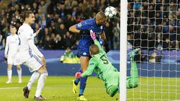 Pemain Leicester City, Islam Slimani berusaha mencetak gol ke gawang FC Kopenhagen pada laga Liga Champions grup G di King Power Stadium, Leicester, Rabu (19/10/2016) dini hari WIB. (Action Images via Reuters/Andrew Boyers)