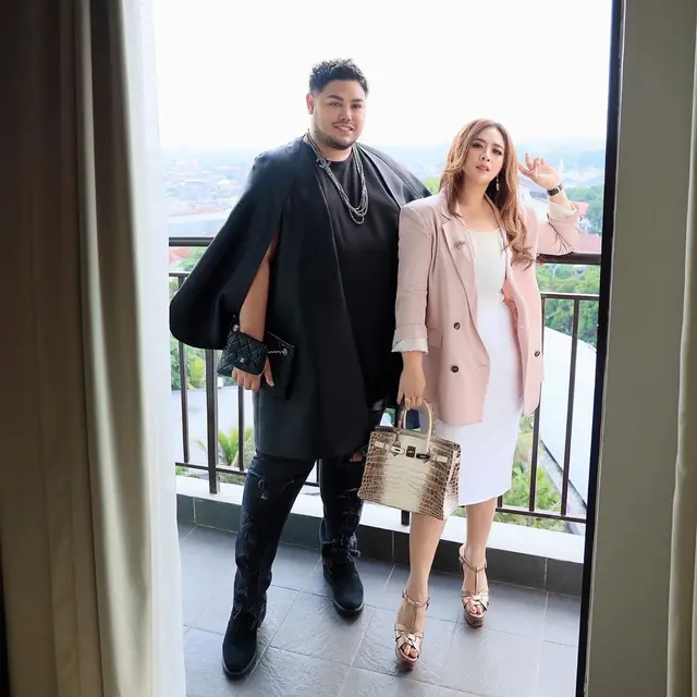6 Potret Persahabatan Ivan Gunawan dan Maharani Kemala, Dikabarkan Saling Sindir