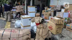 Pegawai jasa ekspedisi mengecek barang yang akan dikirim ke daerah di Pasar Senen, Jakarta Pusat, Selasa (5/5/2020). Barang tersebut akan dibawa ke Stasiun Barang Kampung Bandan untuk dibawa ke daerah-daerah di Jawa Tengah dan Jawa Timur dengan menggunakan kereta. (Liputan6.com/Faizal Fanani)