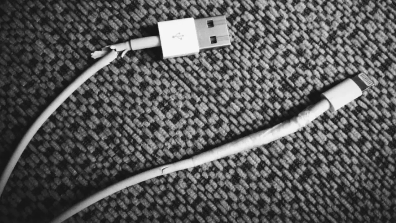 3 Cara Kece Bikin Kabel Charger iPhone-mu Berumur Lebih Lama